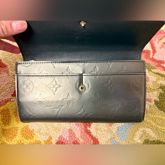 SOLD LOUIS VUITTON Metallic Monogram Vernis Sarah Long Bi-Fold Wallet - Picture 14 of 16